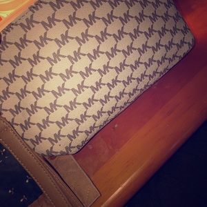 Michael Kors Large Wristlet PocketBook.